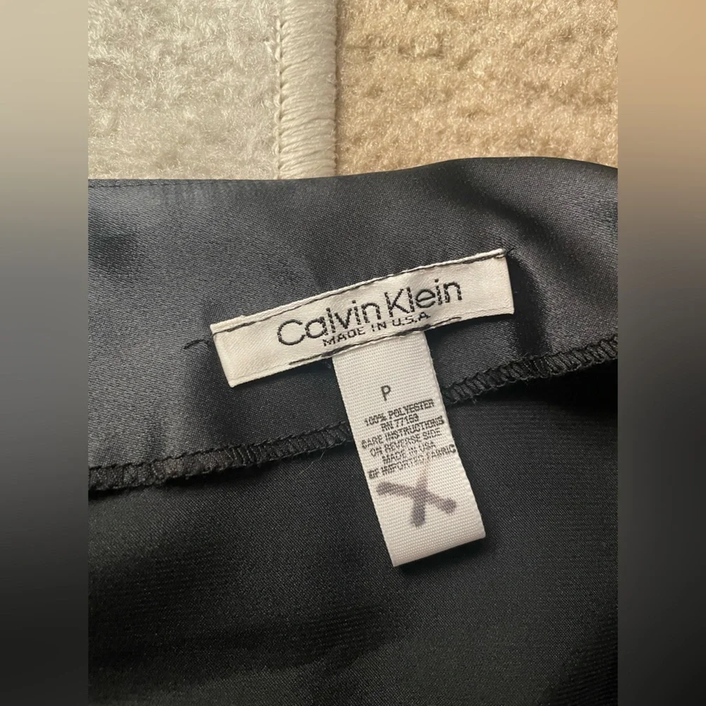 Calvin Klein 🖤🖤 Vintage black satin blouse NWOT - Picture 4 of 6
